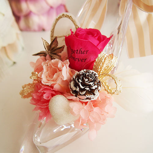 【メッセージローズ】シンデレラの靴 Heartfulプリザーブドフラワーアレンジ≪ストロベリー≫