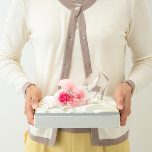 名入れ彫刻 シンデレラの靴 クリスタルガラス プリンセスアレンジ プリザーブドフラワー≪ピンク≫