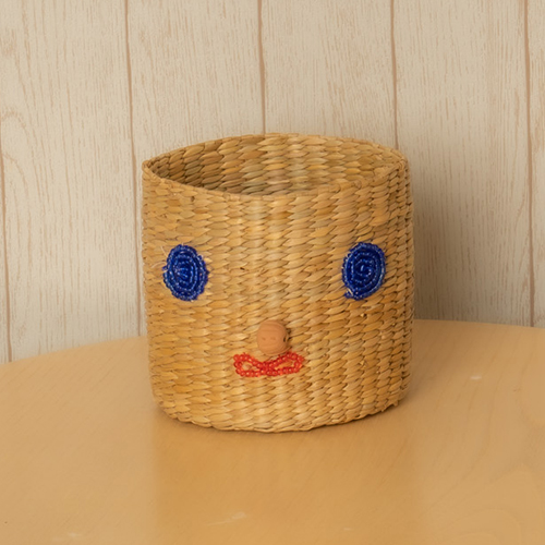 【花に記念日プリント】スマイルカゴと季節のフラワーアレンジメント 生花・フェアトレード商品