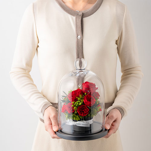 【花に記念日プリント】フラワードームアレンジメント レッド M