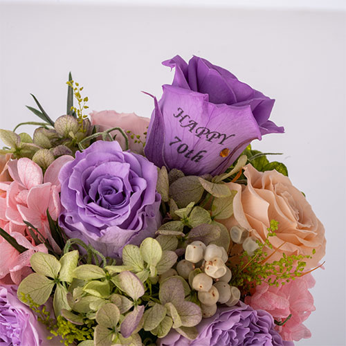 【花に記念日プリント】フラワードームアレンジメント ヴァイオレット S 紫のバラ