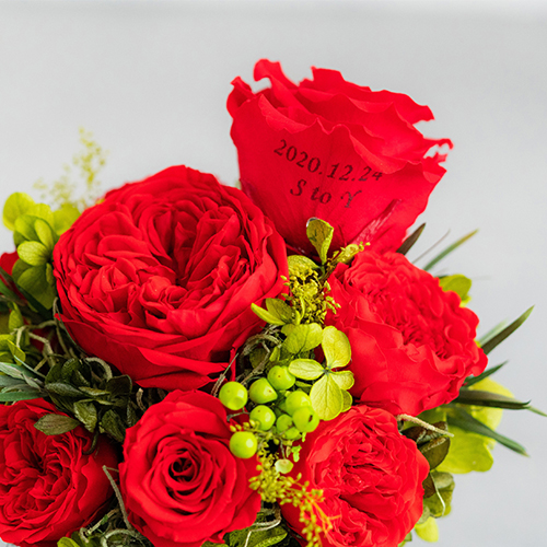 【花に記念日プリント】フラワードームアレンジメント レッド M