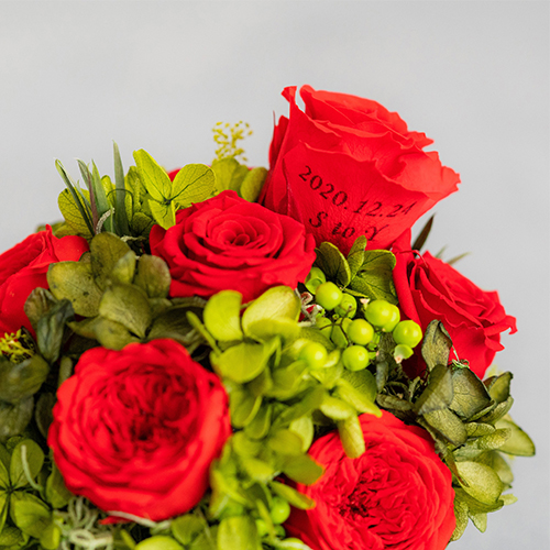 【花に記念日プリント】フラワードームアレンジメント レッド S