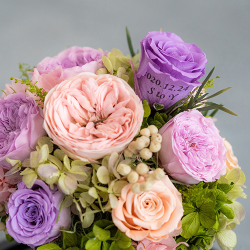 【花に記念日プリント】フラワードームアレンジメント ヴァイオレット M 紫のバラ