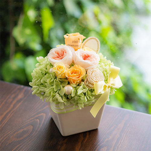 【花に記念日プリント】パステルプリザーブドフラワーアレンジL≪オレンジ≫