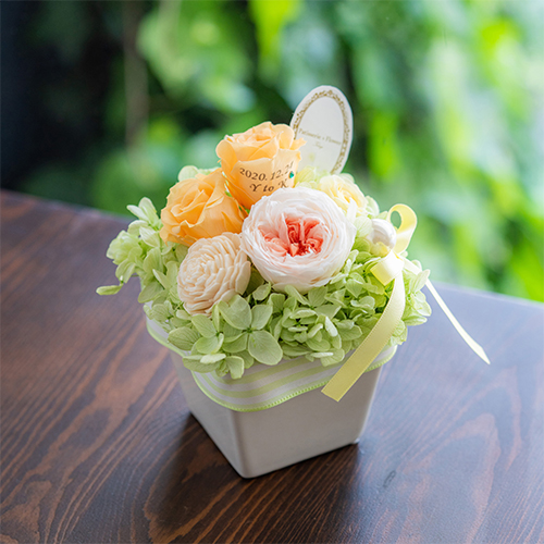 【花に記念日プリント】パステルプリザーブドフラワーアレンジM≪オレンジ≫