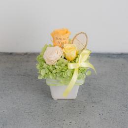 【花に記念日プリント】パステルプリザーブドフラワーアレンジS≪オレンジ≫