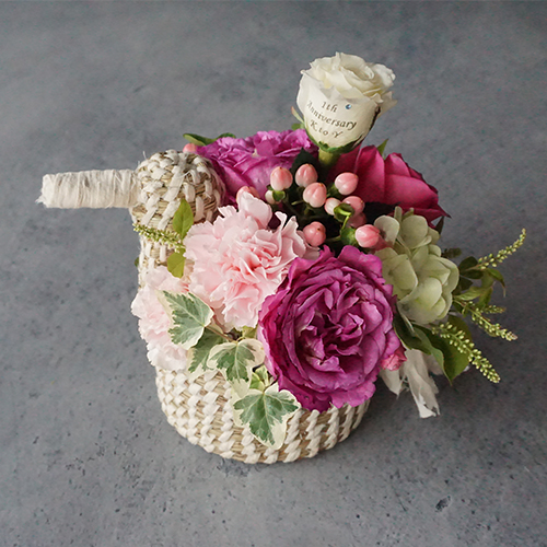 【花に記念日プリント】幸せを運ぶ鳥カゴMと季節のフラワーアレンジメント 生花・フェアトレード商品