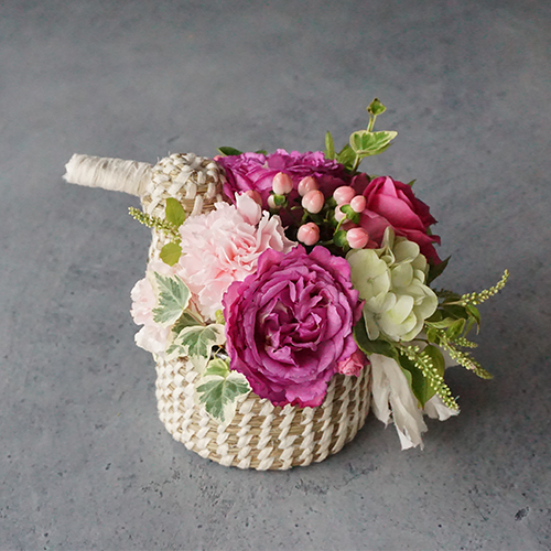 【花に記念日プリント】幸せを運ぶ鳥カゴMと季節のフラワーアレンジメント 生花・フェアトレード商品