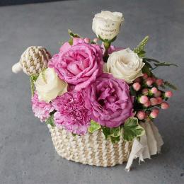 【花に記念日プリント】幸せを運ぶ鳥カゴLと季節のフラワーアレンジメント 生花・フェアトレード商品