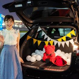 【車でサプライズ】幸せを呼ぶローズテディベア　+　生花12本ダズンローズ　+　装飾セット