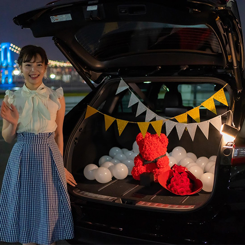 【車でサプライズ】幸せを呼ぶローズテディベア　+　生花12本ダズンローズ　+　装飾セット