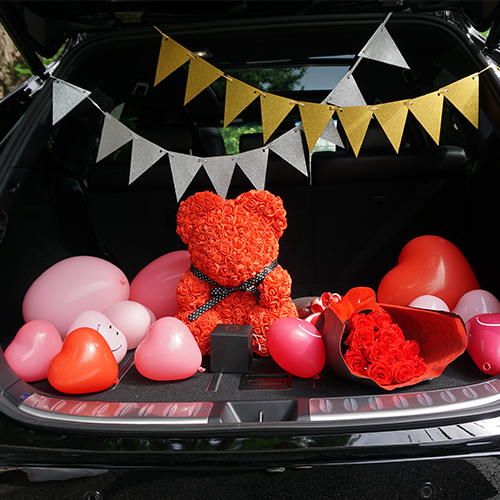 【車でサプライズ】幸せを呼ぶローズテディベア　+　生花12本ダズンローズ　+　装飾セット