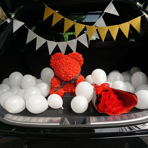 【車でサプライズ】幸せを呼ぶローズテディベア　+　生花12本ダズンローズ　+　装飾セット