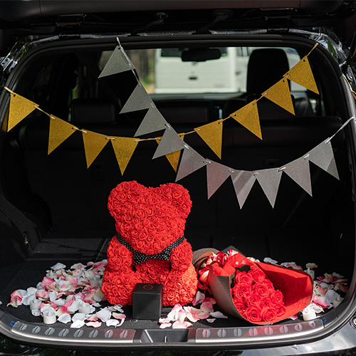 【車でサプライズ】幸せを呼ぶローズテディベア　+　生花12本ダズンローズ　+　装飾セット