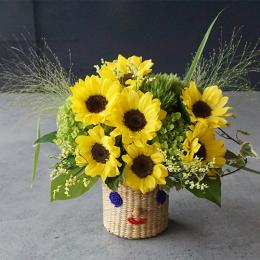 【花に記念日プリント】スマイルカゴと季節のフラワーアレンジメント(ひまわり 生花・フェアトレード商品