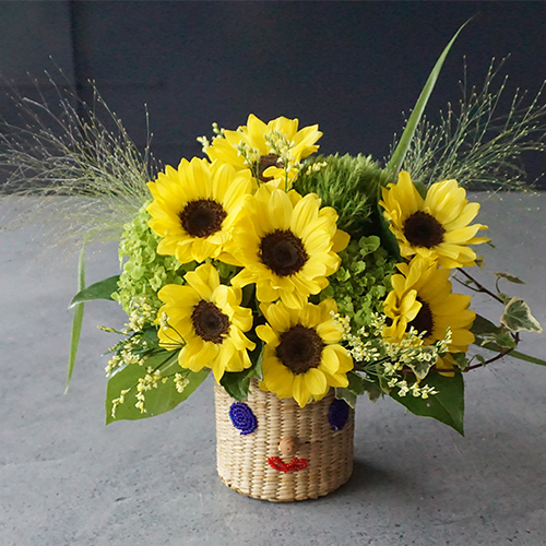 【花に記念日プリント】スマイルカゴと季節のフラワーアレンジメント(ひまわり 生花・フェアトレード商品