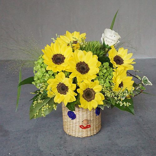 【花に記念日プリント】スマイルカゴと季節のフラワーアレンジメント(ひまわり 生花・フェアトレード商品