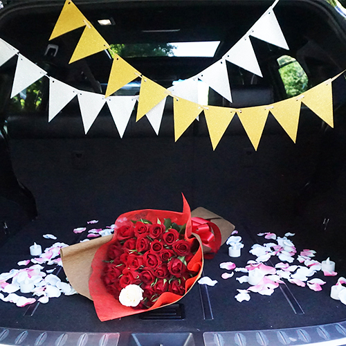 【車でサプライズ】3回生まれ変わってもあなたを愛しますと誓う”33本の花束”+装飾セット