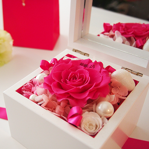 高級ホワイトオルゴールBOX お花イッパイ! プリザーブドフラワー≪ストロベリー≫