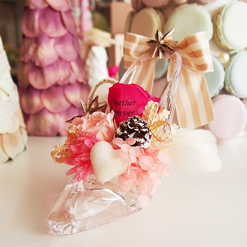 【メッセージローズ】シンデレラの靴 Heartfulプリザーブドフラワーアレンジ≪ストロベリー≫