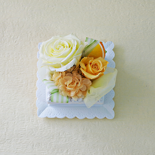 【メッセージローズ】オレンジのホイップクリームスクエアケーキ&プリザーブドフラワー≪オレンジ≫