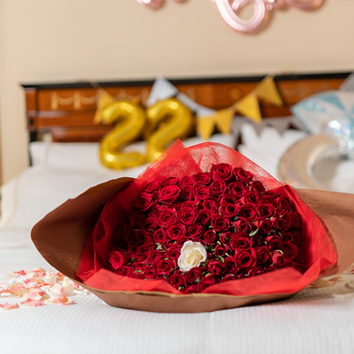 【ホテルでプロポーズ】 永久の愛を誓う”108本の花束”+フラッグ装飾セット