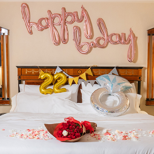 【ホテルでプロポーズ】 3回生まれ変わってもあなたを愛しますと誓う33本の花束+フラッグ装飾セット