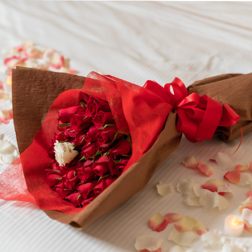 【ホテルでプロポーズ】 3回生まれ変わってもあなたを愛しますと誓う33本の花束+フラッグ装飾セット