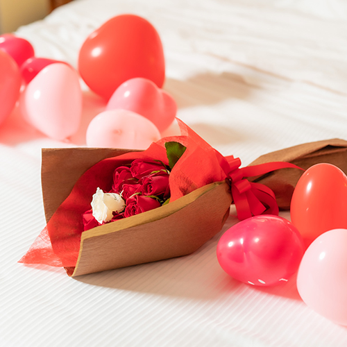 【ホテルでプロポーズ】 彼女の年齢に合わせて”選べる花束”+フラッグ装飾セット