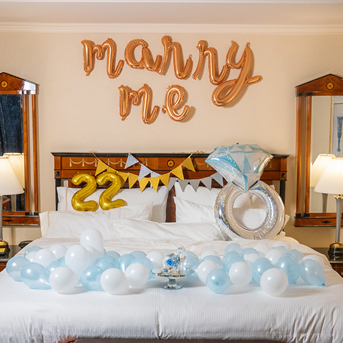 【ホテルでプロポーズ】花に名入れ シンデレラの靴クリスタルガラス≪Pブルー≫+フラッグ装飾セット