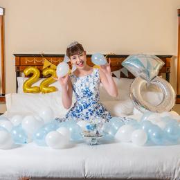 【ホテルでプロポーズ】名入れ彫刻 シンデレラの靴クリスタルガラス≪ブルー≫+フラッグ装飾セット