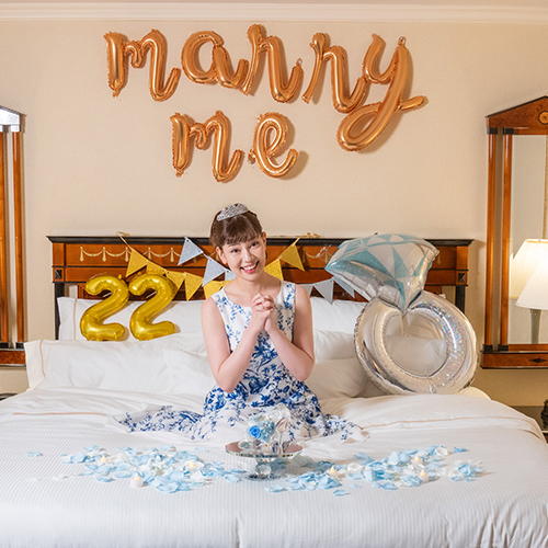 【ホテルでプロポーズ】名入れ彫刻 シンデレラの靴クリスタルガラス≪ブルー≫+フラッグ装飾セット