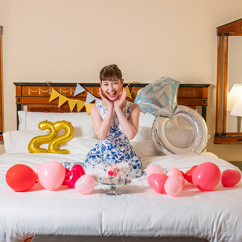 【ホテルでプロポーズ】名入れ彫刻 シンデレラの靴クリスタルガラス≪ピンク≫+フラッグ装飾セット