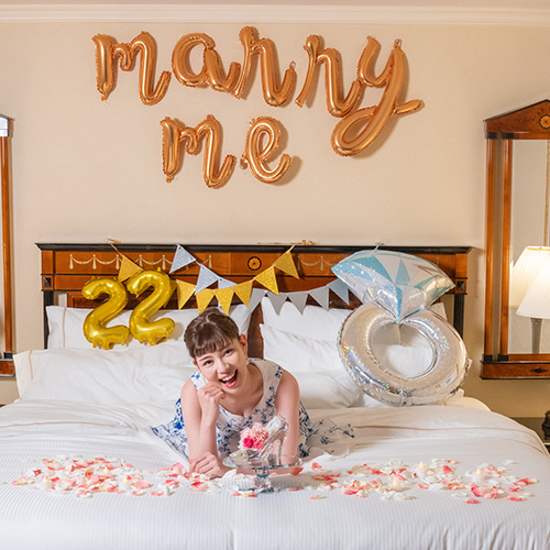 【ホテルでプロポーズ】名入れ彫刻 シンデレラの靴クリスタルガラス≪ピンク≫+フラッグ装飾セット