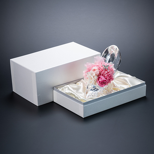 【ホテルでプロポーズ】名入れ彫刻 シンデレラの靴クリスタルガラス≪ピンク≫+フラッグ装飾セット