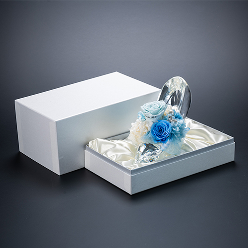 【ホテルでプロポーズ】花に名入れ シンデレラの靴クリスタルガラス≪Pブルー≫+フラッグ装飾セット