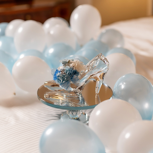 【ホテルでプロポーズ】花に名入れ シンデレラの靴クリスタルガラス≪Pブルー≫+フラッグ装飾セット