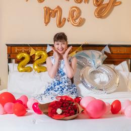 【ホテルでプロポーズ】 3回生まれ変わってもあなたを愛しますと誓う33本の花束+フラッグ装飾セット