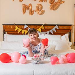 【ホテルでプロポーズ】花に名入れ シンデレラの靴クリスタルガラス≪Pピンク≫+フラッグ装飾セット