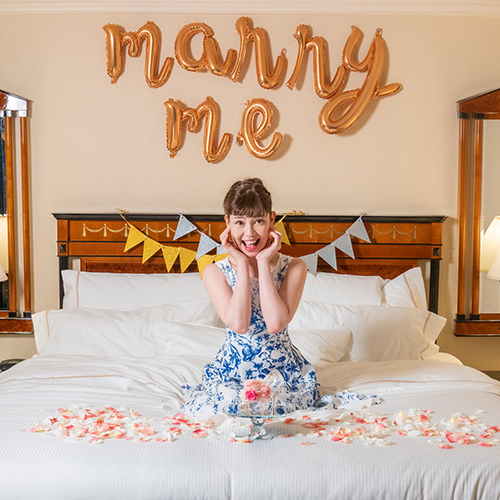 【ホテルでプロポーズ】花に名入れ シンデレラの靴クリスタルガラス≪Pピンク≫+フラッグ装飾セット