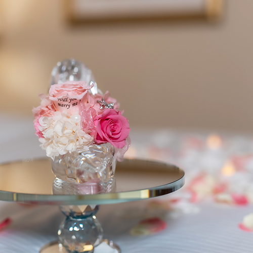 【ホテルでプロポーズ】花に名入れ シンデレラの靴クリスタルガラス≪Pピンク≫+フラッグ装飾セット