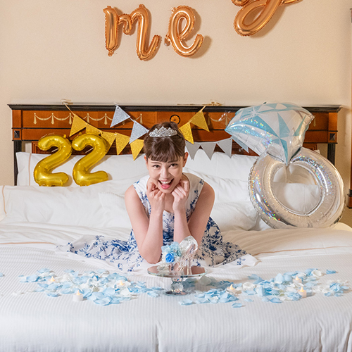 【ホテルでプロポーズ】花に名入れ シンデレラの靴クリスタルガラス≪Pブルー≫+フラッグ装飾セット