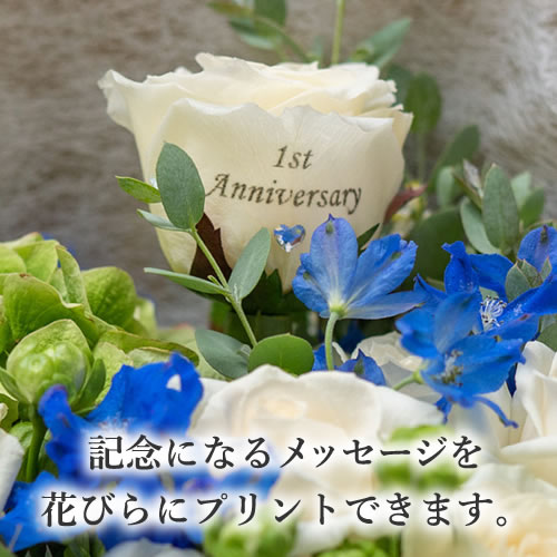 【花に記念日プリント】スマイルカゴと季節のフラワーアレンジメント 生花・フェアトレード商品