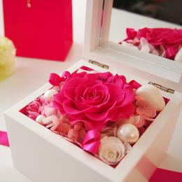 高級ホワイトオルゴールBOX お花イッパイ! プリザーブドフラワー≪ストロベリー≫
