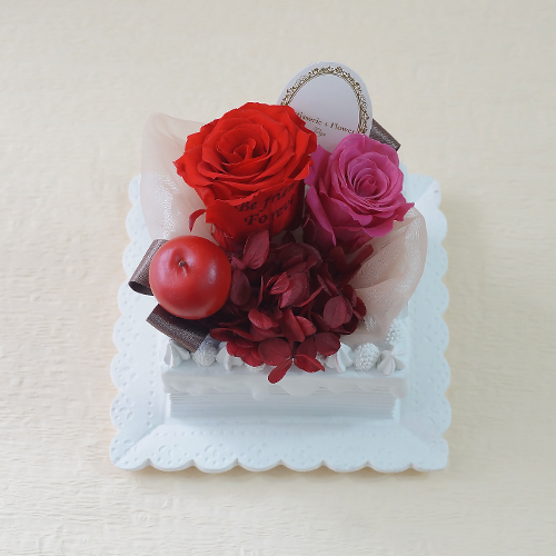 【メッセージローズ】赤りんごのホイップクリームスクエアプリザーブドフラワーケーキ≪レッド≫